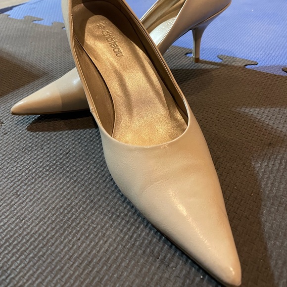 Le Chateau nude heels - Picture 2 of 3